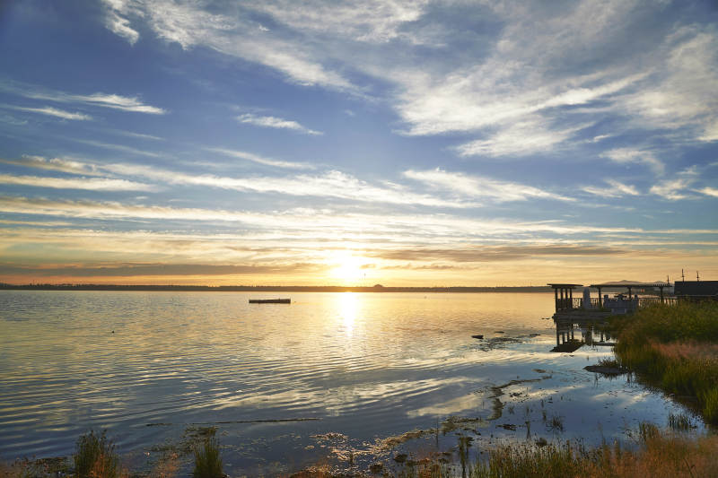 河北省张家口沽源县库伦淖尔景区清晨日出图片