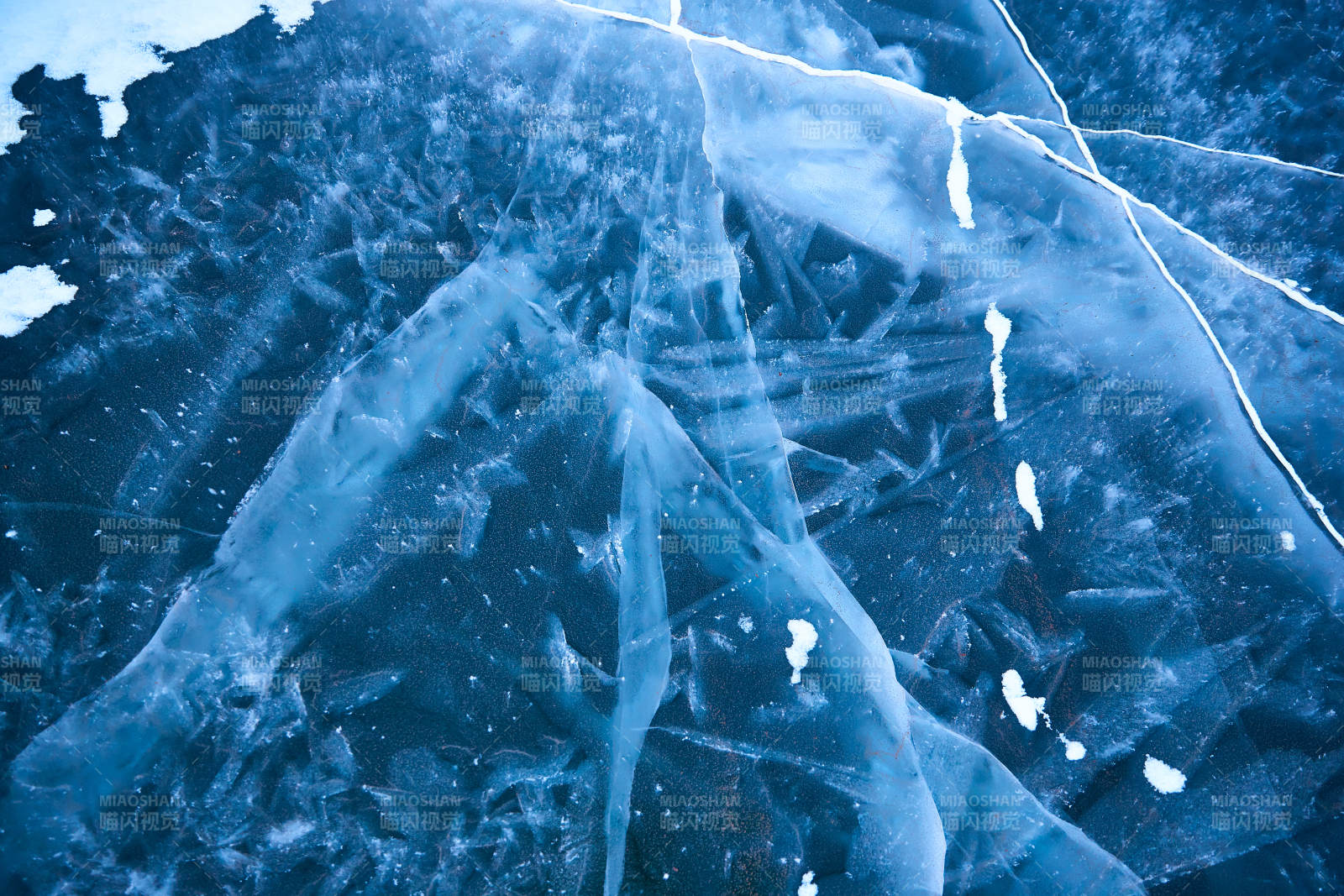 冬天冻结的湖面冰层花纹图片