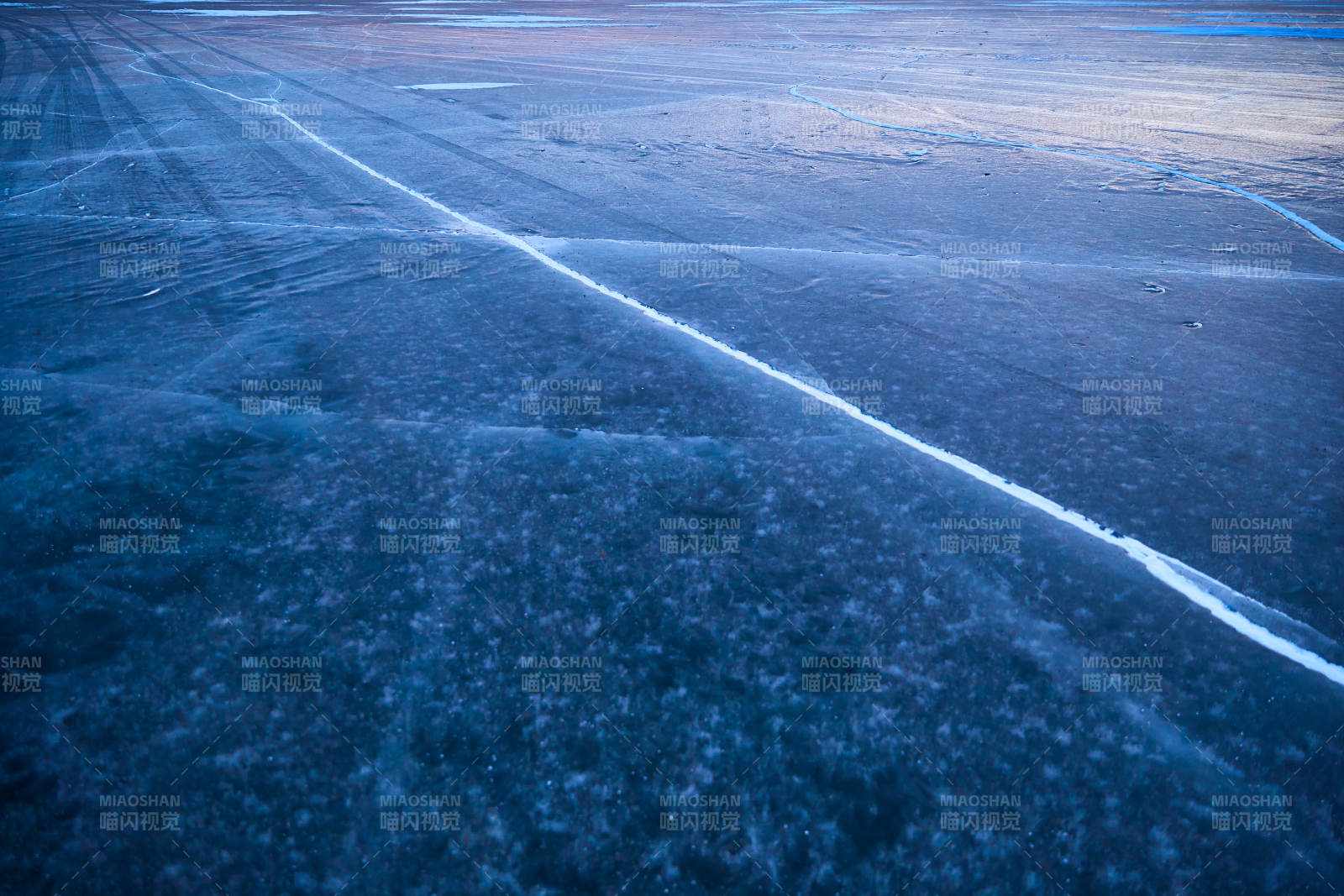 冬天冻结的湖面冰层花纹图片