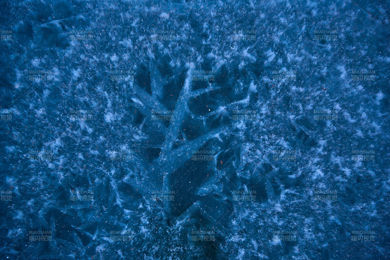 冬天冻结的湖面冰层花纹图片