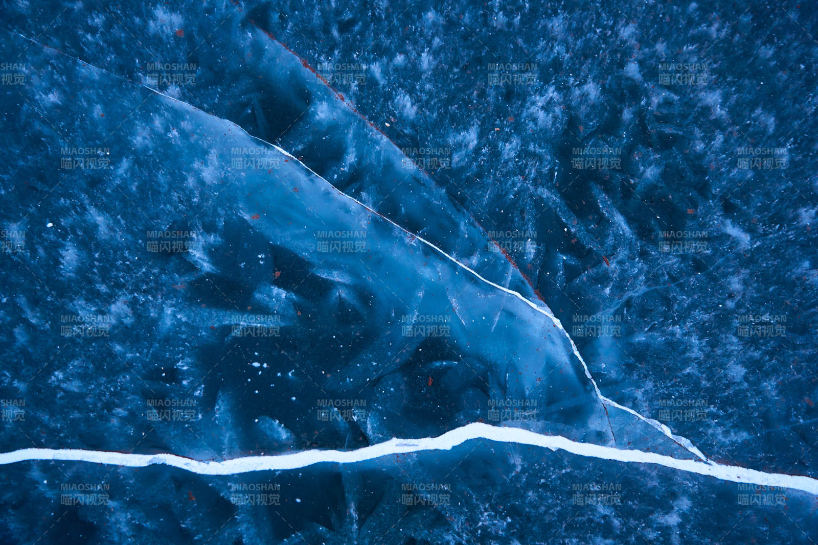 冬天冻结的湖面冰层花纹图片