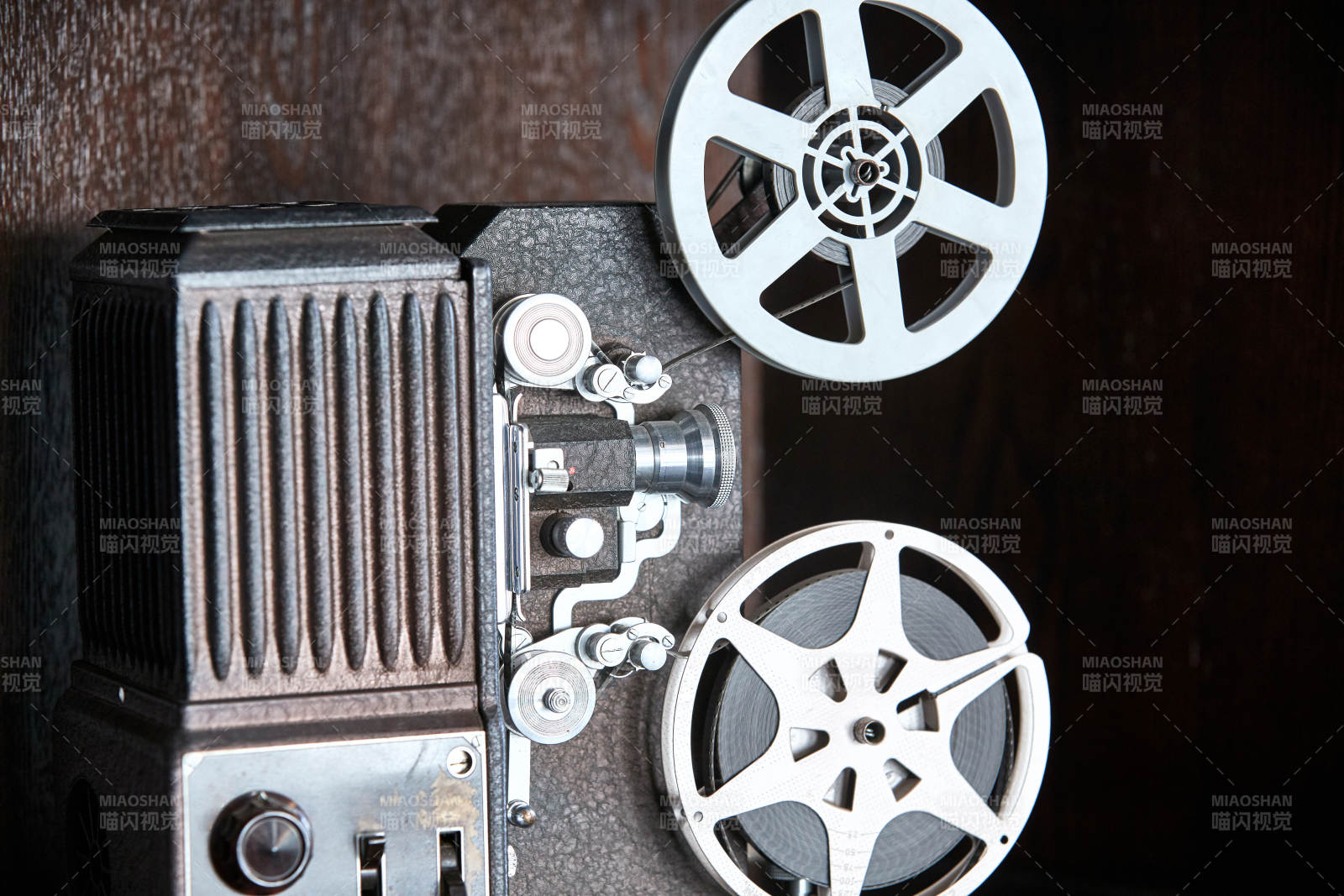 一台复古老式胶片电影放映机外观特写图片
