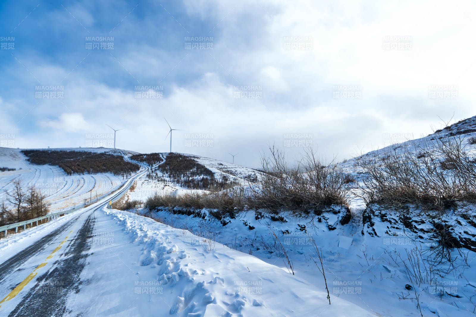中国河北省张家口地区冬季草原天路景色图片