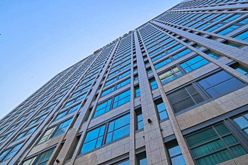 仰视现代建筑办公楼和局部景观图片