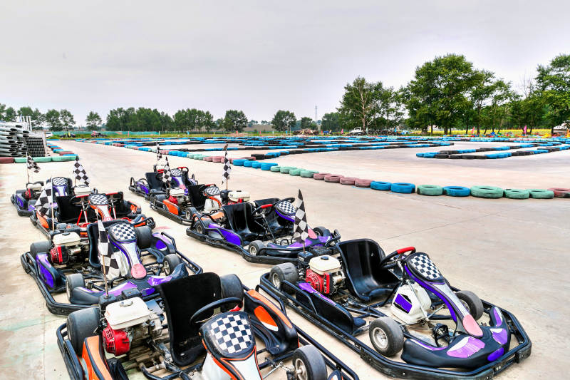 卡丁赛道上的卡丁车图片