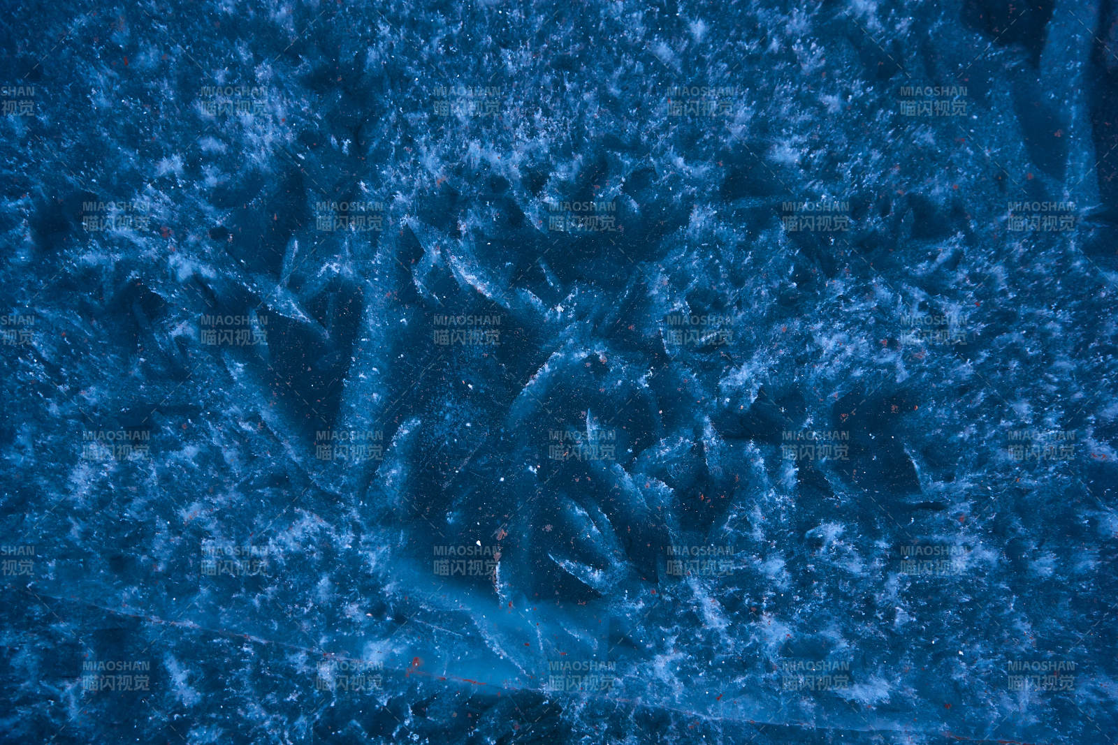 冬天冻结的湖面冰层花纹图片