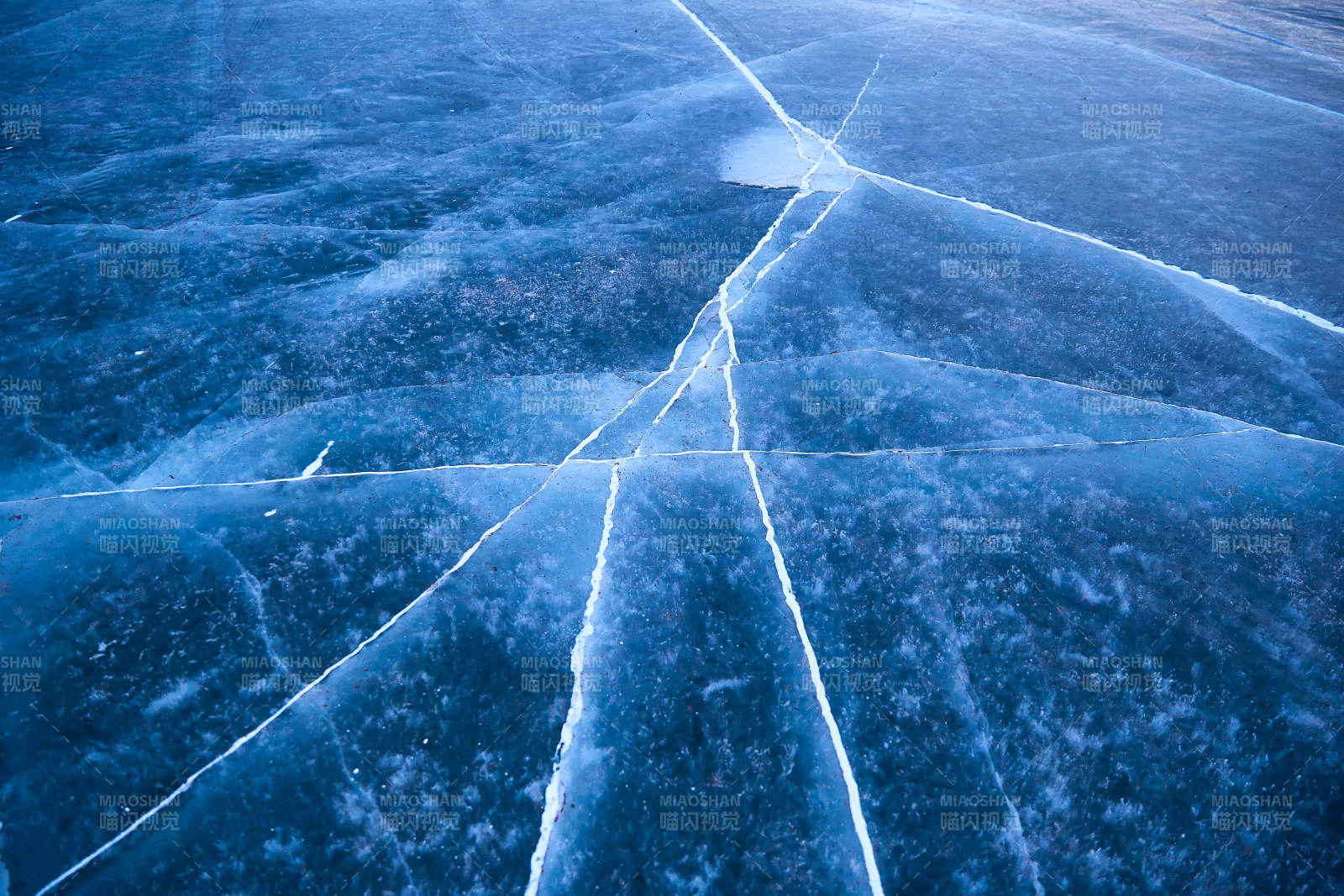 冬天冻结的湖面冰层花纹图片