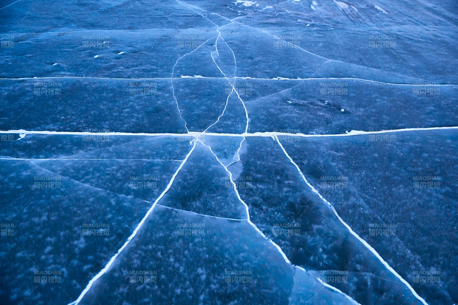 冬天冻结的湖面冰层花纹图片