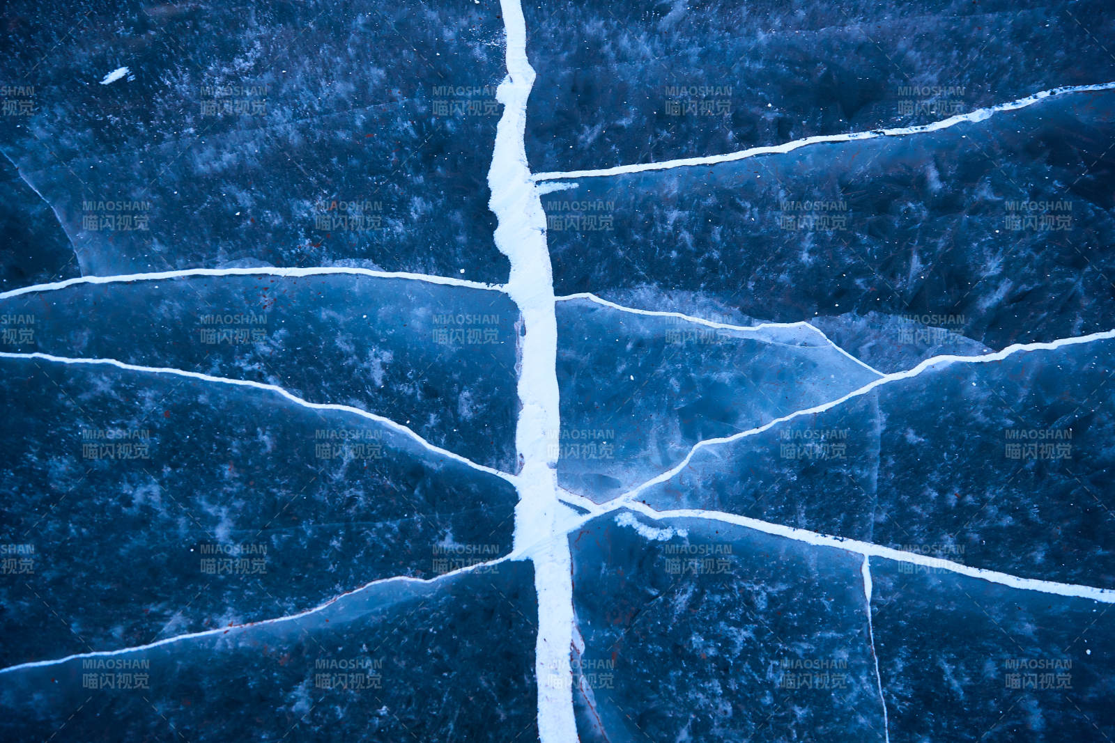 冬天冻结的湖面冰层花纹图片