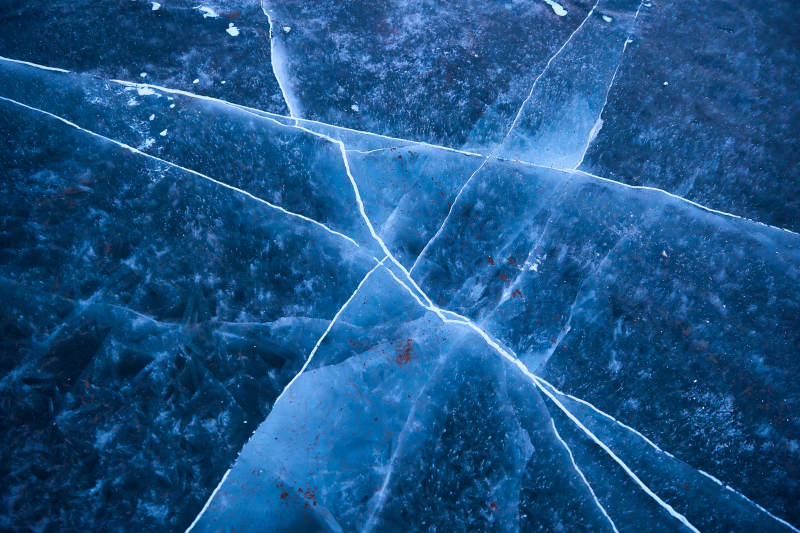 冬天冻结的湖面冰层花纹图片
