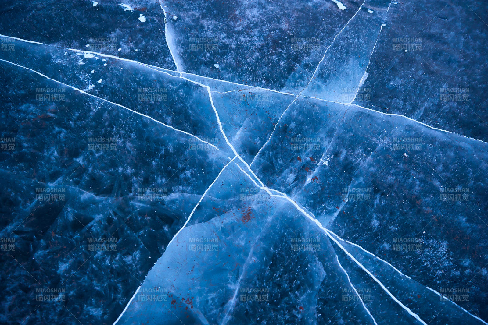 冬天冻结的湖面冰层花纹图片