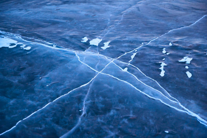 冬天冻结的湖面冰层花纹图片