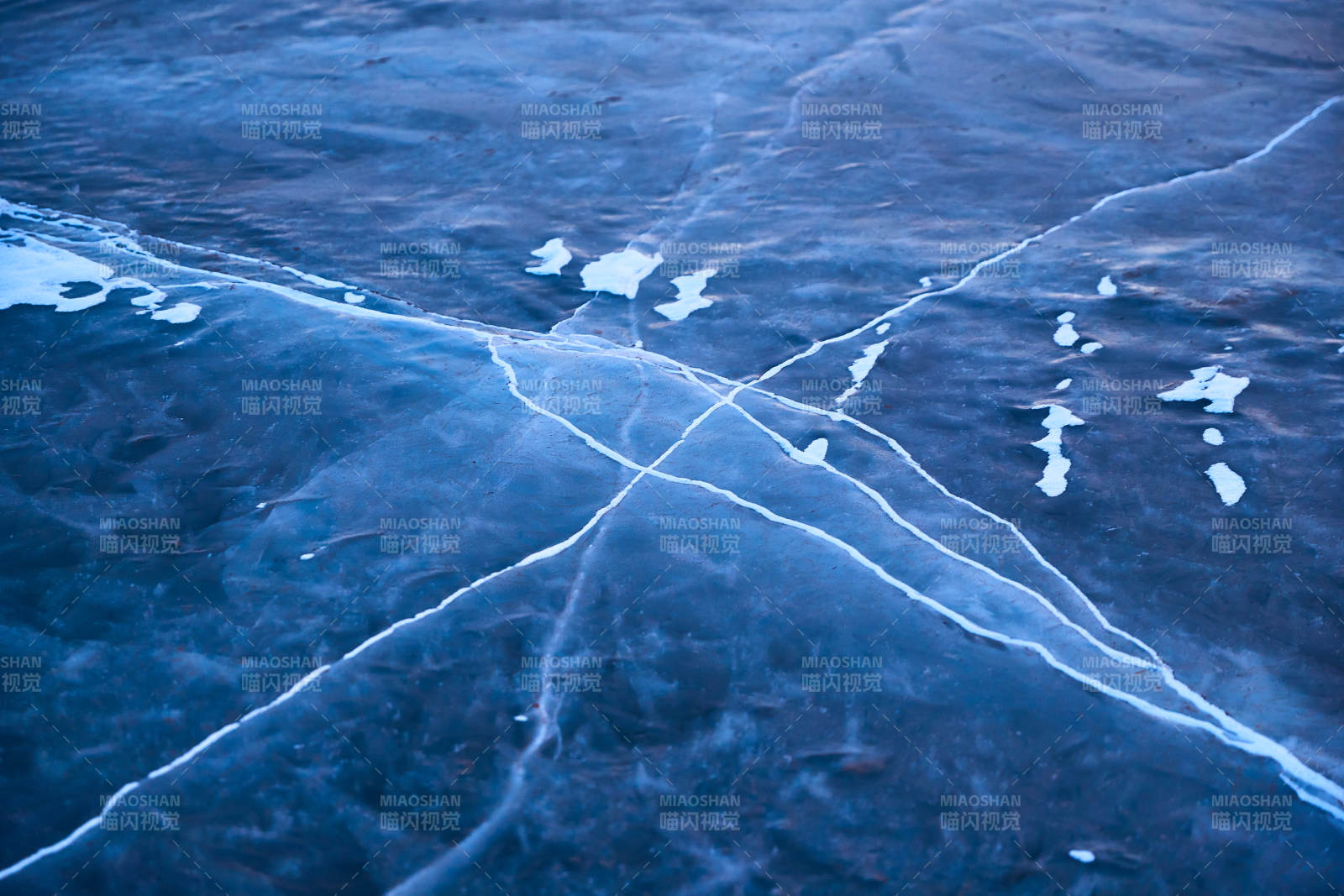 冬天冻结的湖面冰层花纹图片