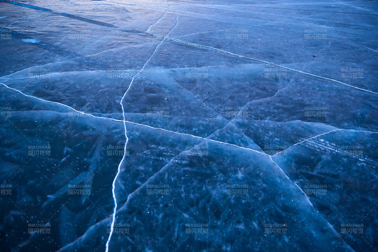 冬天冻结的湖面冰层花纹图片