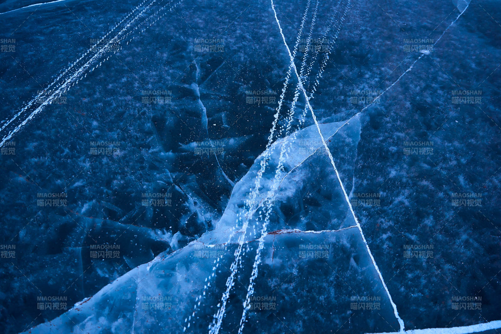 冬天冻结的湖面冰层花纹图片