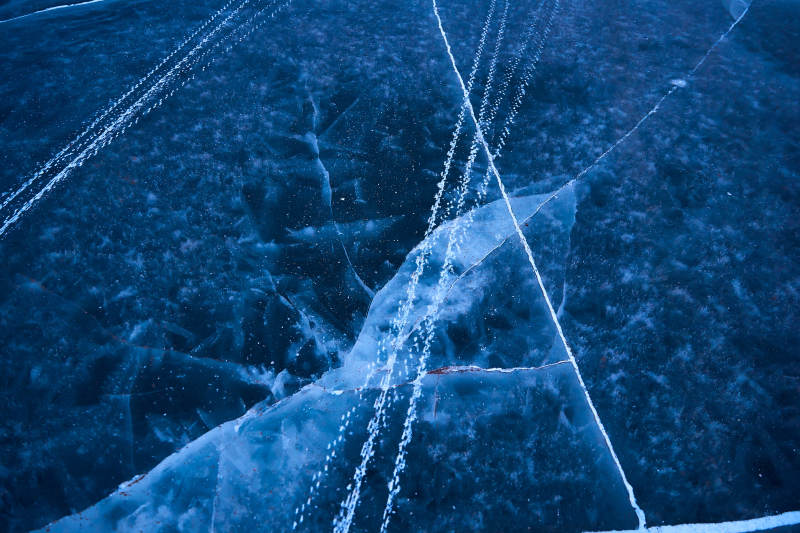 冬天冻结的湖面冰层花纹图片