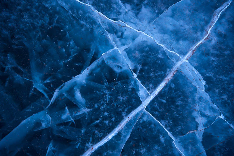 冬天冻结的湖面冰层花纹图片