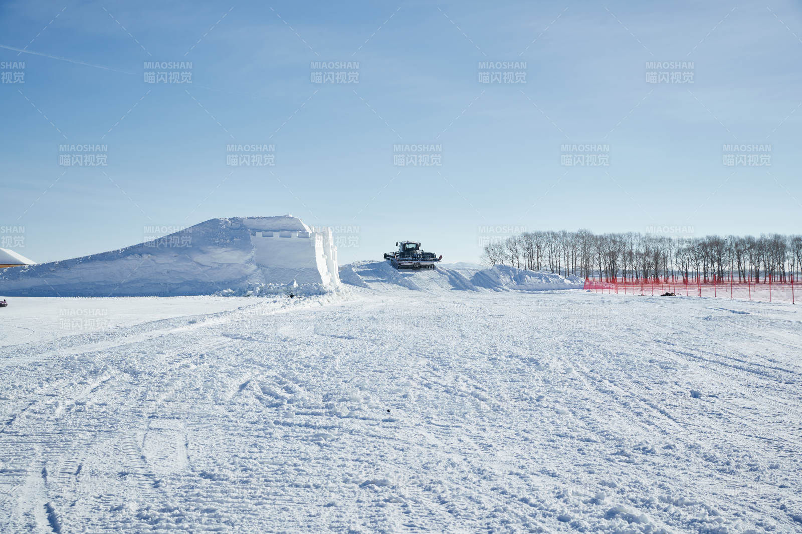 正在滑雪场工作的压雪车图片