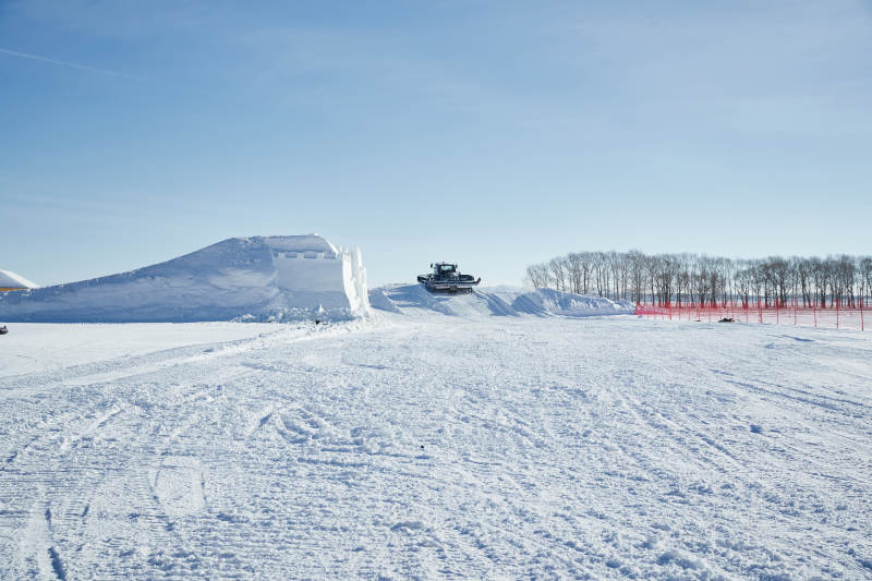 正在滑雪场工作的压雪车图片