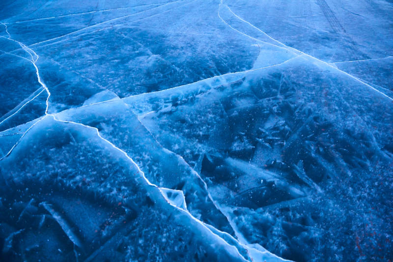 冬天冻结的湖面冰层花纹图片