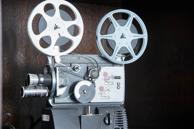 一台复古老式胶片电影放映机外观特写图片