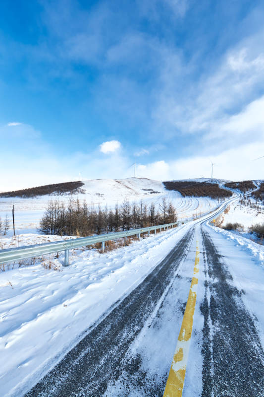 中国河北省张家口地区冬季草原天路景色图片