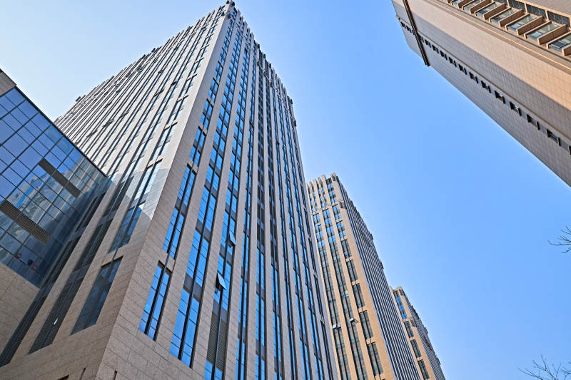 仰视现代建筑办公楼和局部景观图片