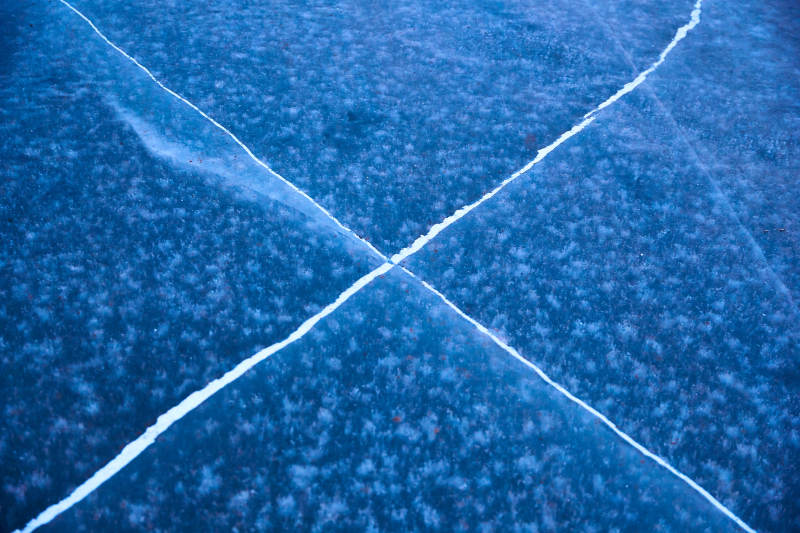 冬天冻结的湖面冰层花纹图片