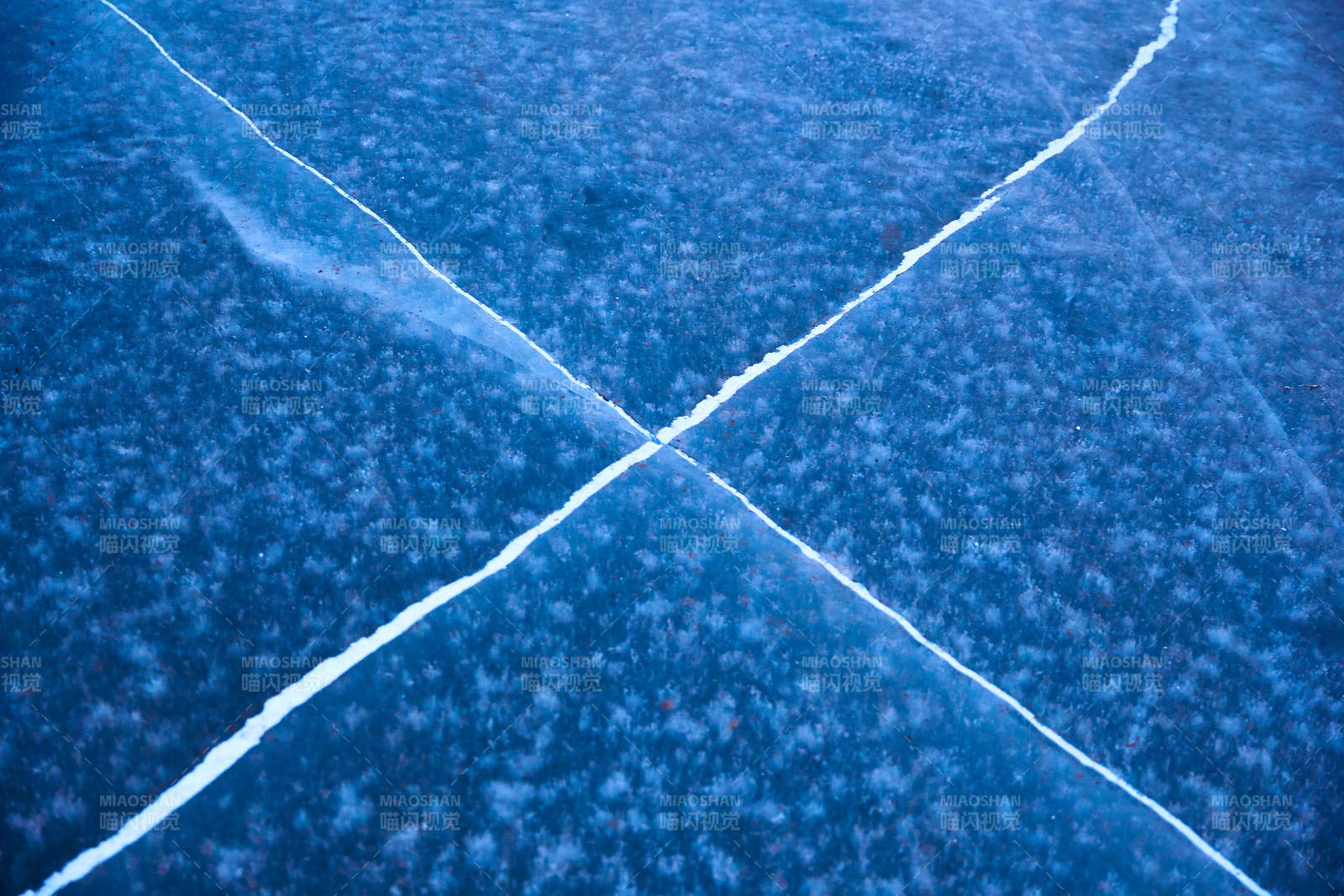 冬天冻结的湖面冰层花纹图片