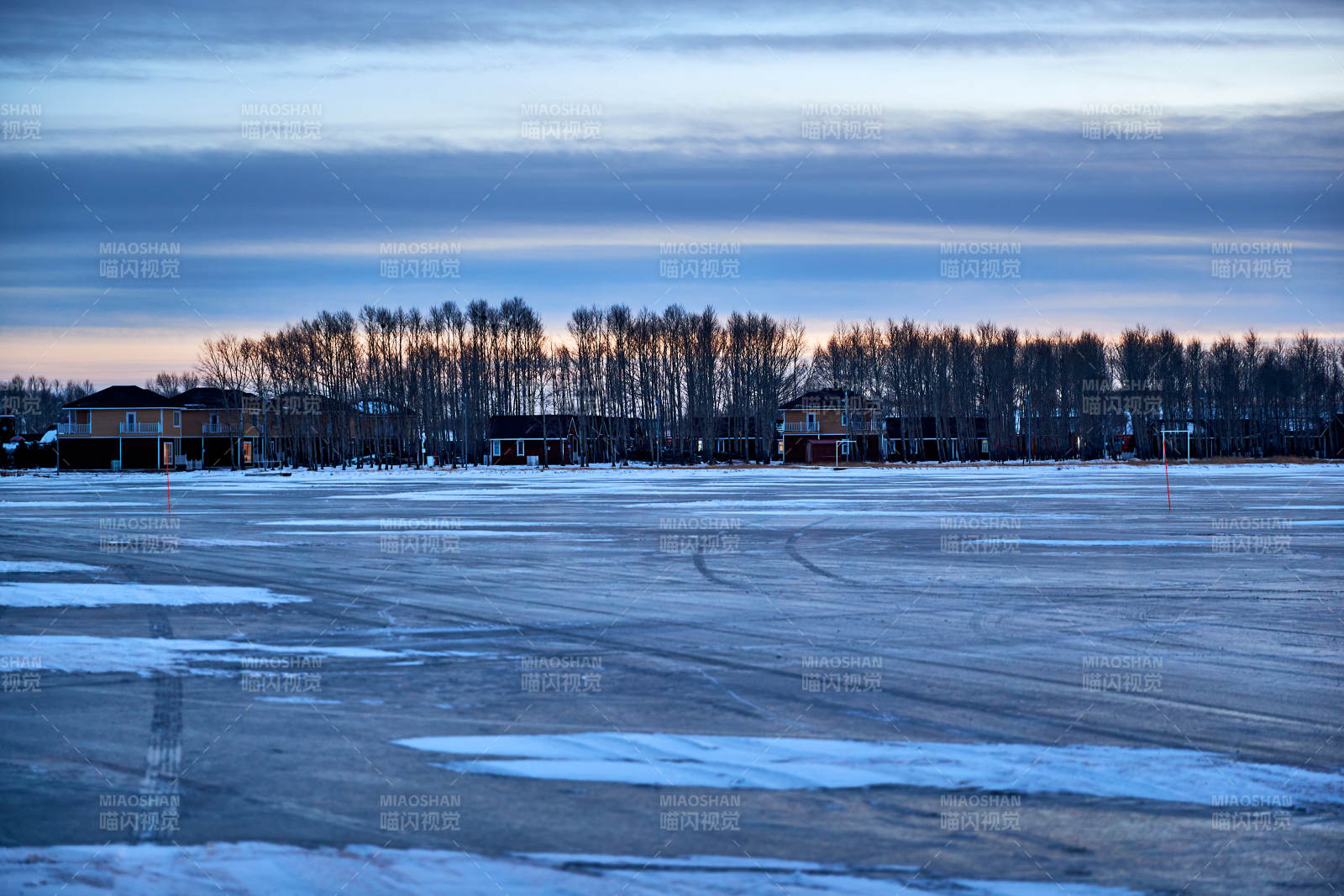 中国河北省沽源县库伦淖湖冬季冰上风光图片