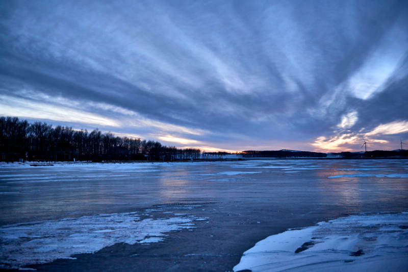 中国河北省沽源县库伦淖湖冬季冰上风光图片