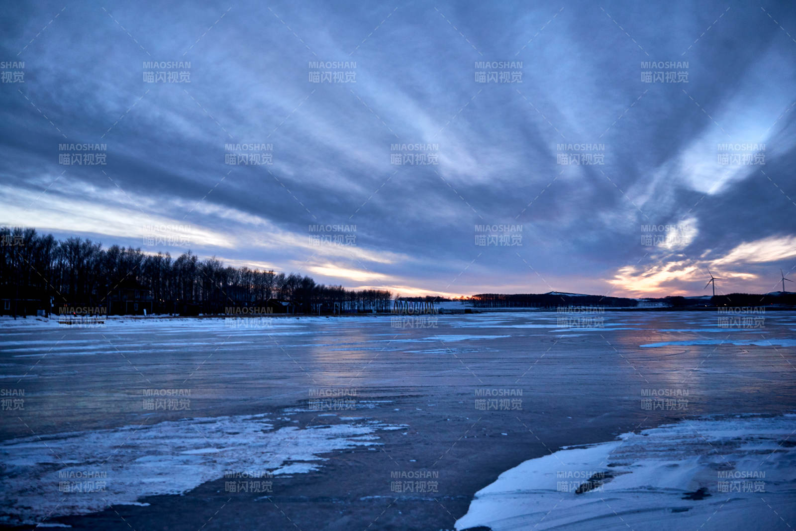 中国河北省沽源县库伦淖湖冬季冰上风光图片