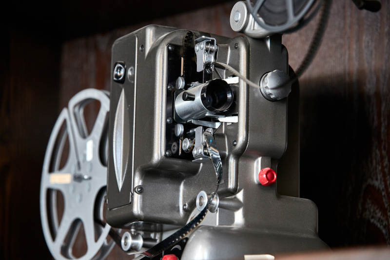 一台复古老式胶片电影放映机外观特写图片