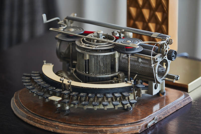 一台复古老式胶片电影放映机外观特写图片