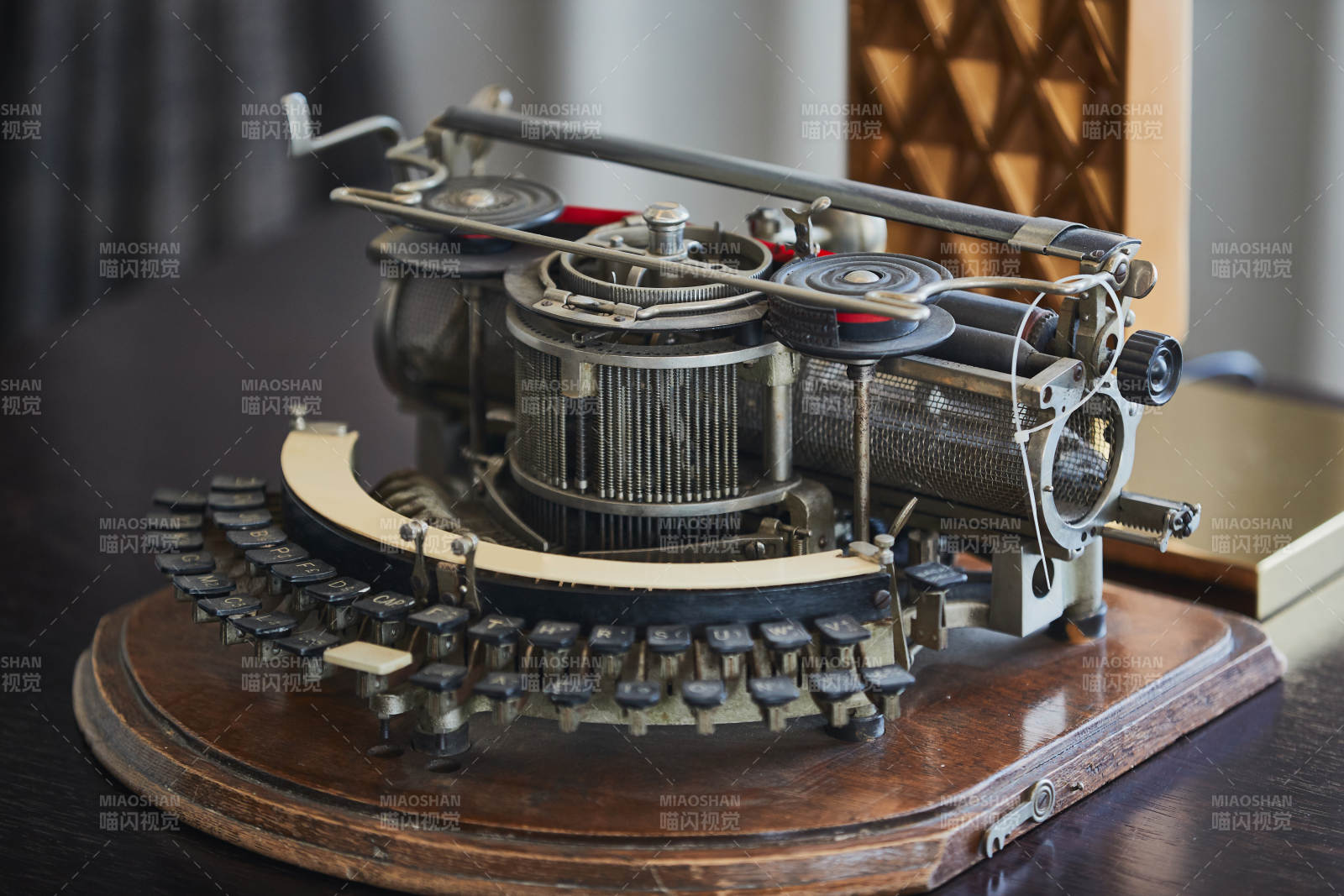 一台复古老式胶片电影放映机外观特写图片