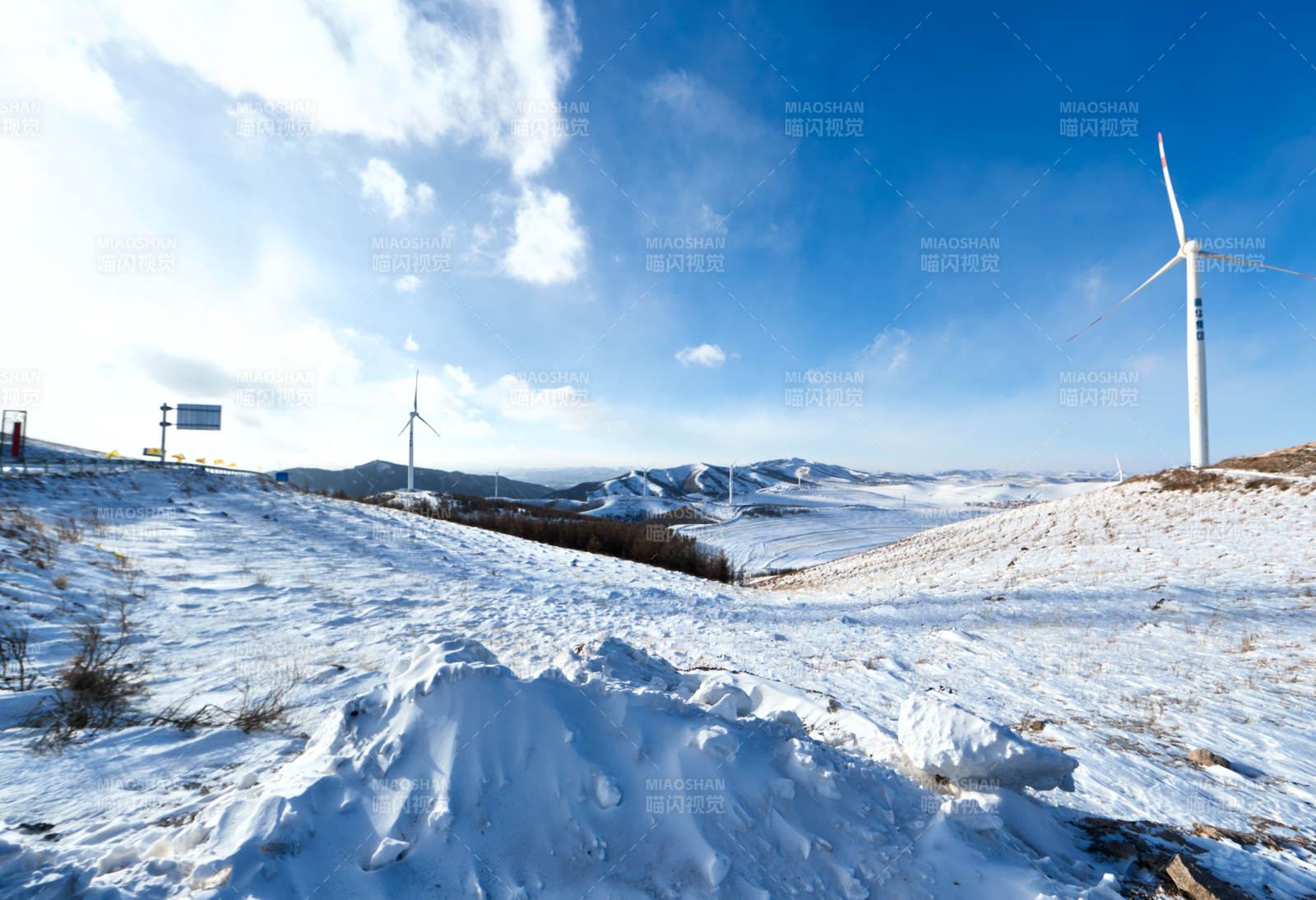 中国河北省张家口地区冬季草原天路景色图片