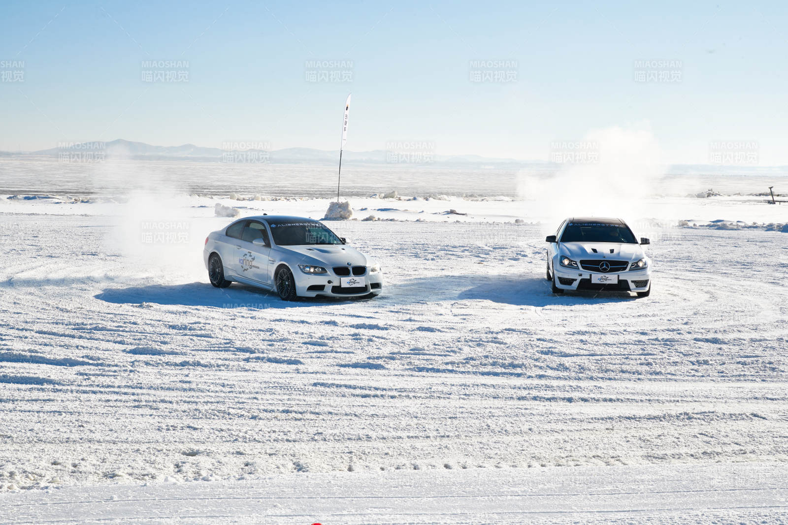 在冰冻的湖面进行的汽车冰上漂移赛图片