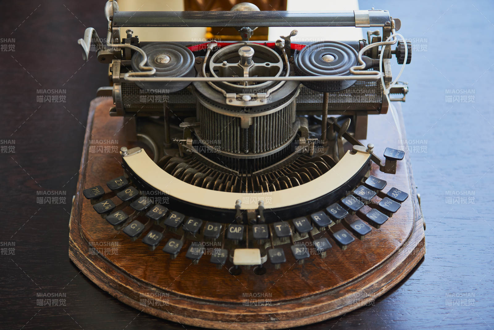 一台复古老式胶片电影放映机外观特写图片