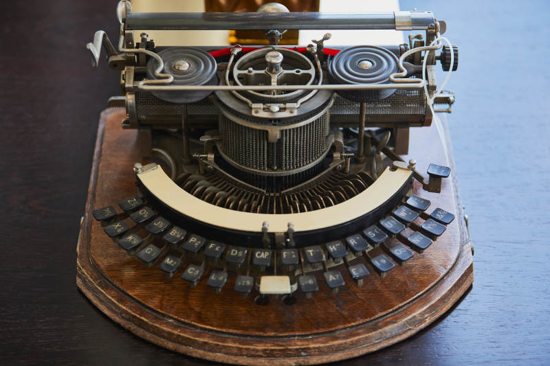 一台复古老式胶片电影放映机外观特写图片