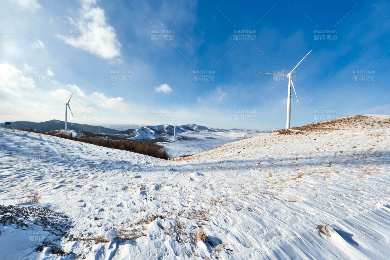 中国河北省张家口地区冬季草原天路景色图片