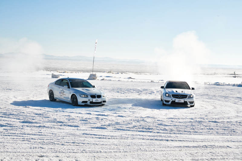 在冰冻的湖面进行的汽车冰上漂移赛图片
