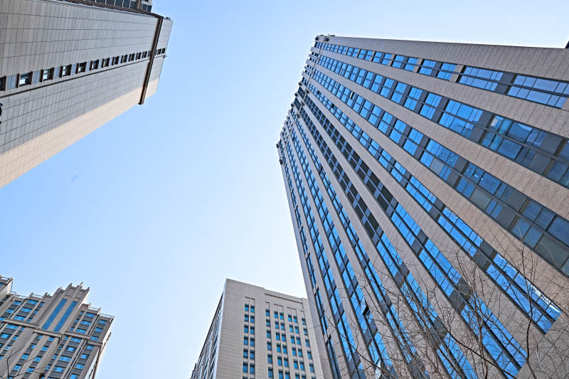 仰视现代建筑办公楼和局部景观图片