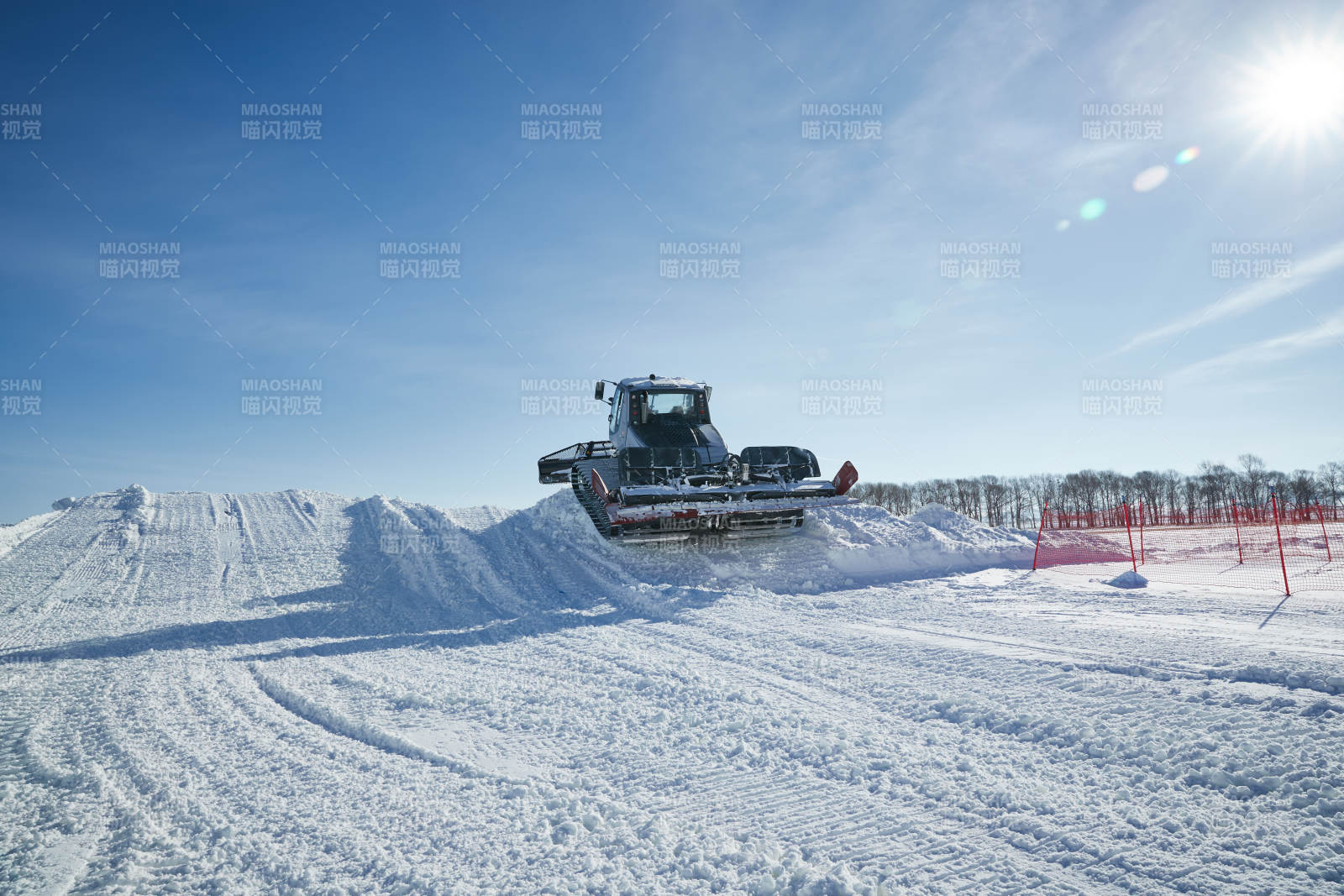 正在滑雪场工作的压雪车图片
