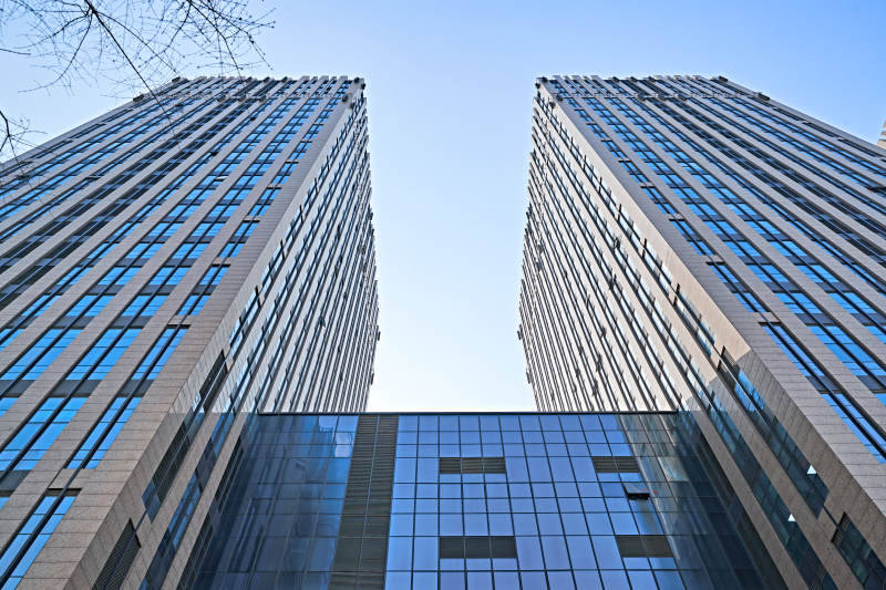 仰视现代建筑办公楼和局部景观图片