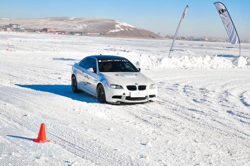 在冰冻的湖面进行的汽车冰上漂移赛图片