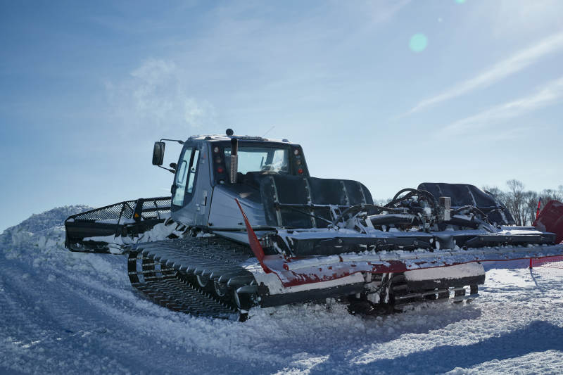 正在滑雪场工作的压雪车图片