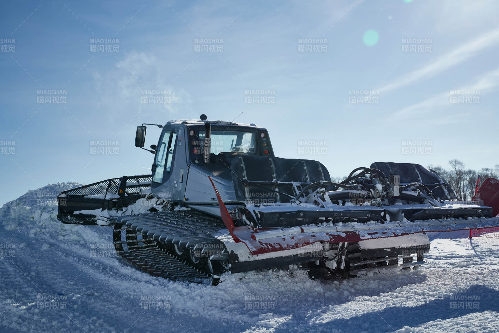 正在滑雪场工作的压雪车图片