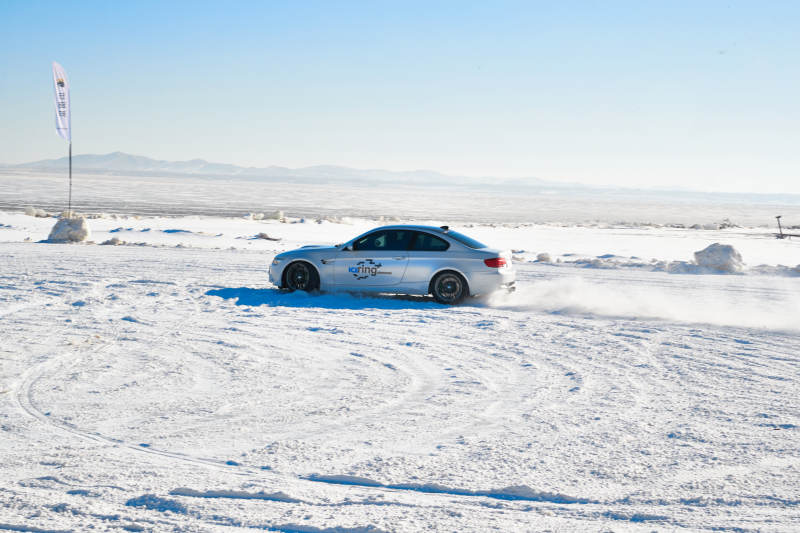 在冰冻的湖面进行的汽车冰上漂移赛图片