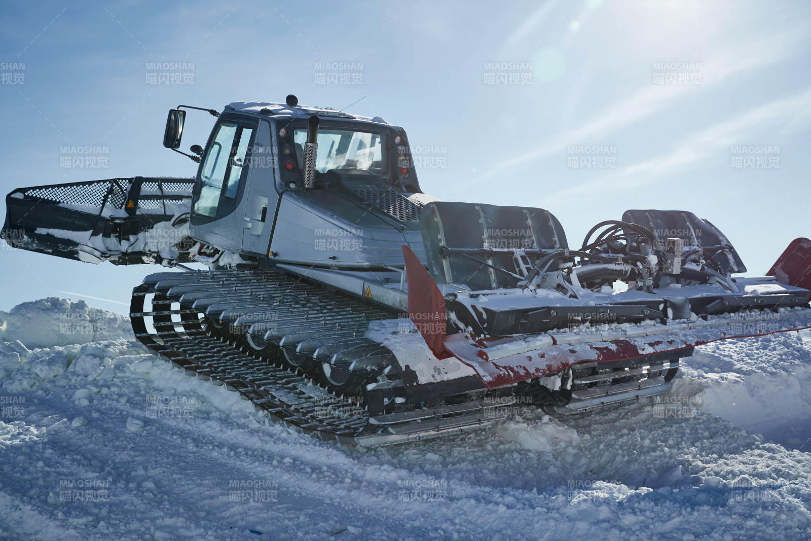 正在滑雪场工作的压雪车图片
