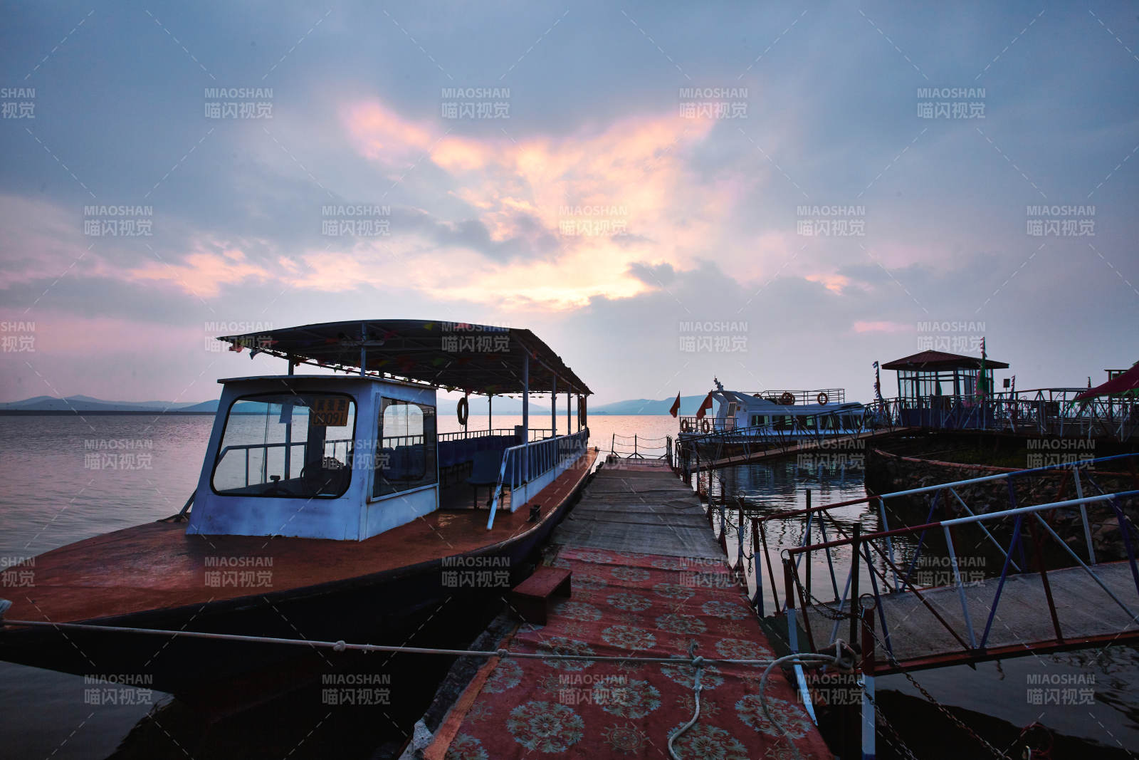 中国河北省张家口地区沽源县闪电湖景区夏天图片